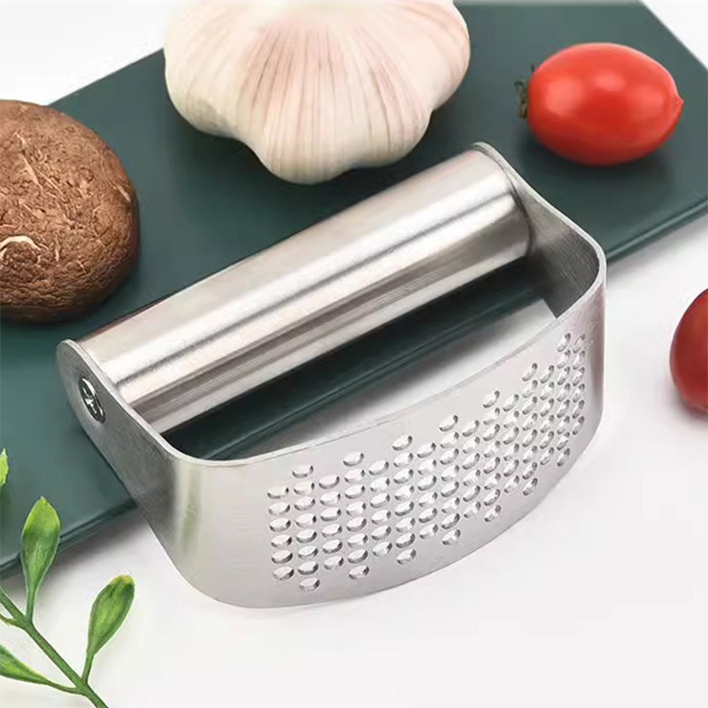 Garlic press with handle